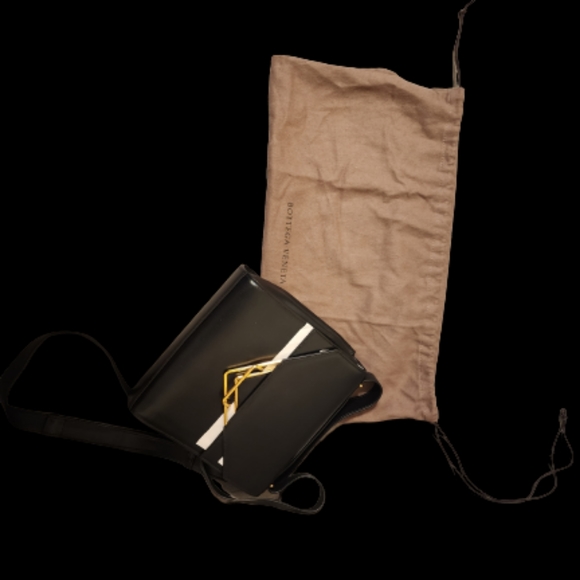 Bottega Veneta Black 'The Clip' Shoulder Bag - Picture 12 of 12